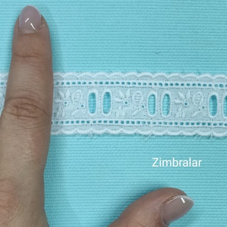 Entremeio Passe Fita em Bordado Inglês Branco Paleado Entremeio Passe Fita em Bordado Inglês Branco Paleado
